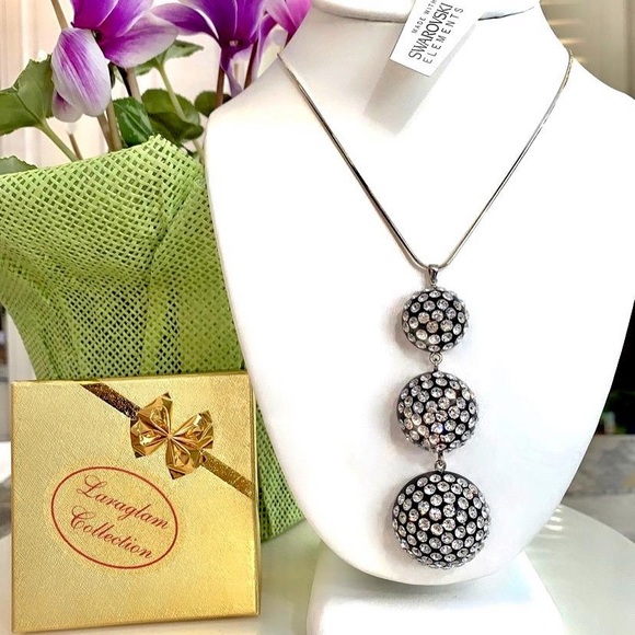 Black Acrylic necklace with chain, embellished with genuine Swarovski crystals - Picture 4 of 7